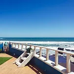 Arca Surf House, casa barco para tí