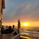 Arca Surf House, casa barco para tí